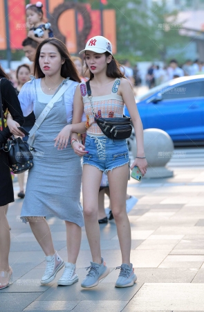 时尚热裤美眉
