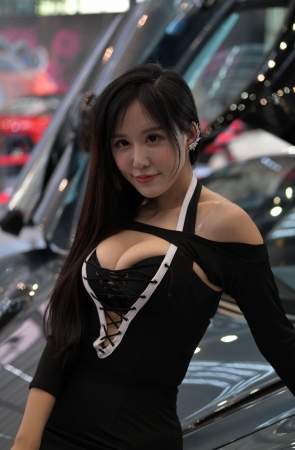 展会上的漂亮小姐姐