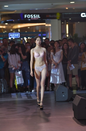 221020-3+78人家都穿内衣给你看了，还不满足～