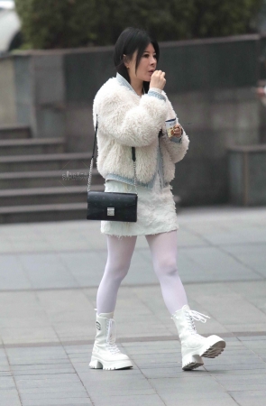 白丝街拍少妇-13P