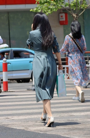 一字扣侧空长裙街拍肉丝