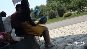 4k超清，大树下乘凉的丝足漂亮美女