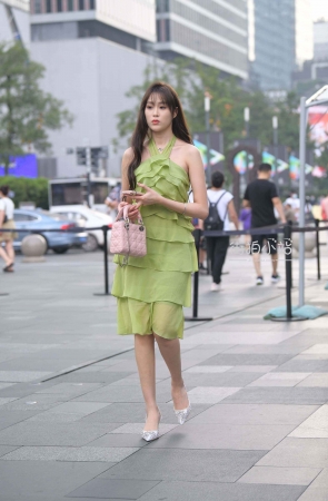 街拍绿色拼接群小姐姐