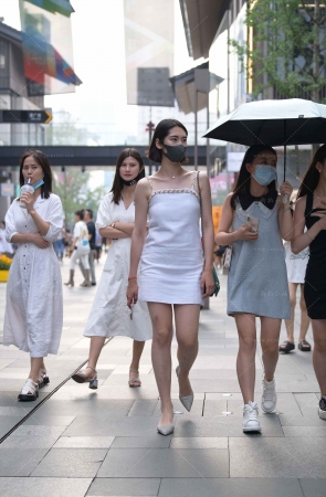 街拍白裙肉丝美眉