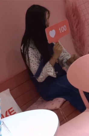 吃饭不忘自拍的气质小妹妹