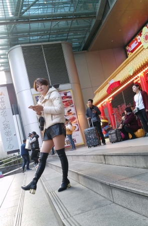 等人的黑色高筒皮靴白腿少妇