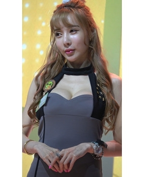 4k-甜美丰满的包臀裙showgirl