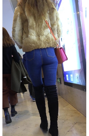 国外的蓝牛黑靴妹子