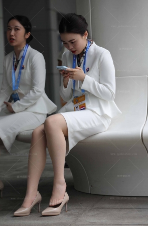 后台脱鞋挑鞋休息的礼仪肉丝白色制服优雅知性 8P