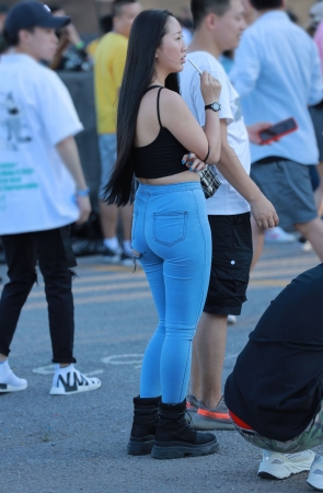 牛仔紧身裤小姐姐