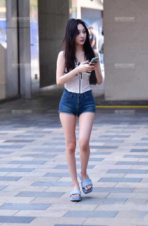 苗条热裤美女