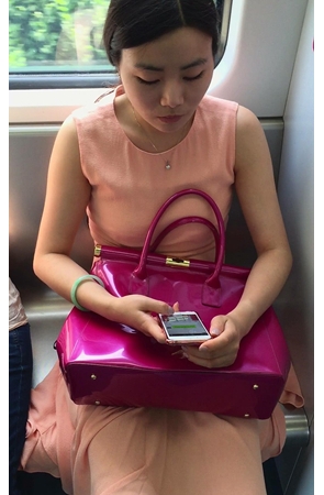 粉色连衣裙美腿高跟鞋美少妇