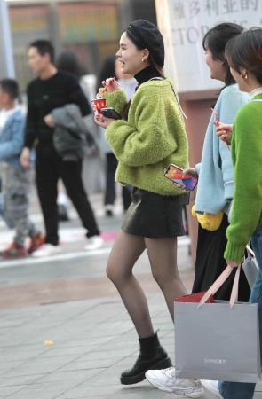 街拍黑丝少妇