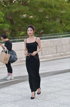 魅力黑色长裙