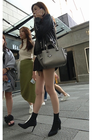 漂亮的皮衣小姐姐