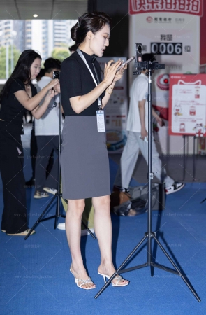 25829-7=46 展会拍摄成熟韵味女主播 8P