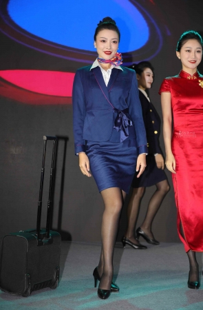 【街拍心灵】美丽川航第六代街拍空姐制服蓝宝石黑丝高跟