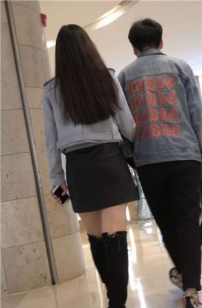 4K – 长筒靴皮裙气质街拍魅力身材极品女神姐姐 [928 MB]