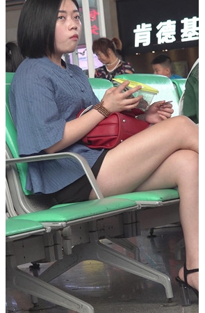 短发女