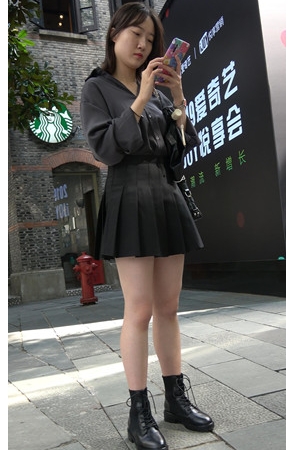 玩手机的黑裙妹子