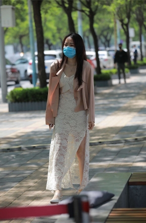 四九城嘎子街拍作品 – 蕾丝裙美腿闺蜜