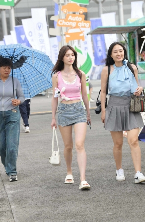 粉色衣服热裤小仙女一枚