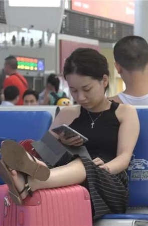 鲜嫩小脚丫美足凉鞋气质美女 [215 MB/WMV]