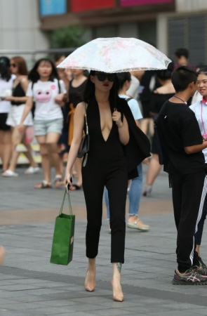 撑雨伞美女性感妩媚