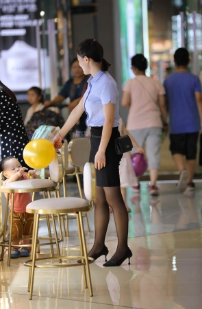 【街拍心灵】金店柜姐 黑丝街拍高跟制服美tui