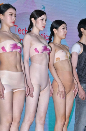 无痕内衣模特走秀