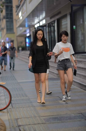 街拍黑短裙姐姐