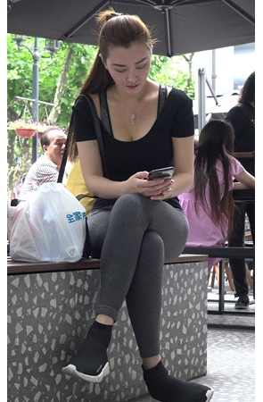 灰色紧身裤美女