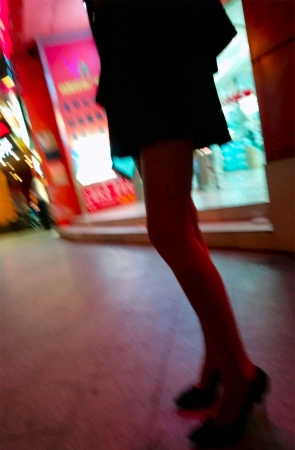 夜晚黑色高跟超短裙极品修长美腿漂亮美少妇