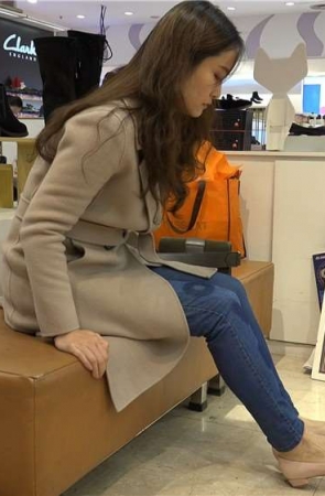 4K – 试鞋系列的紧身牛仔裤少F [1.65 GB/MP4]