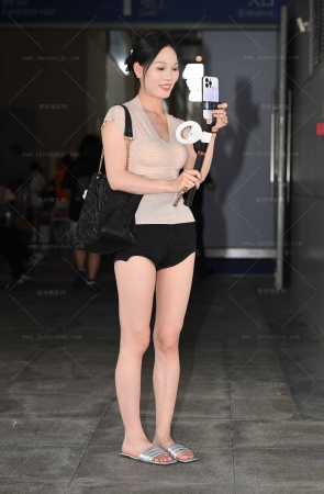 【摄神作品】2569-5√美腿爱穿拖鞋脚板底【套图➕4k视频 13P