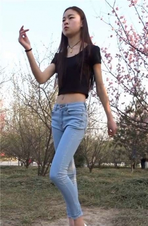 蓝色牛仔裤清纯美女模拍美腿 [408 MB]