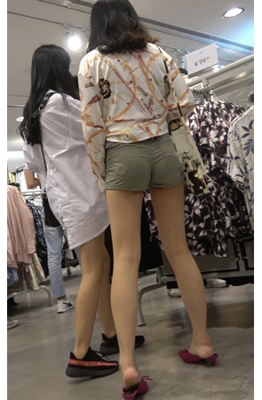 商场里的热裤长腿美女