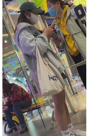 玩手机的小姐姐