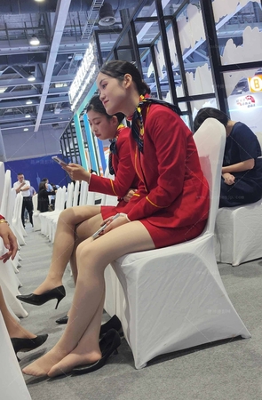 4K会场偶遇案场小姐姐肉丝脱高跟凉歇脚难得时机