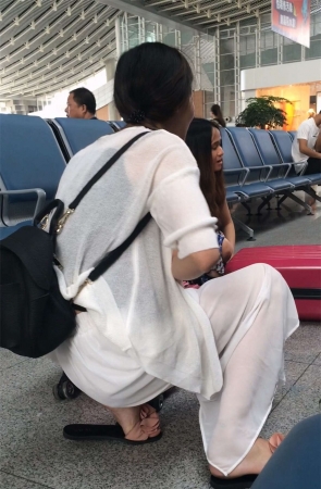 车站白色纱裙美眉若隐若现