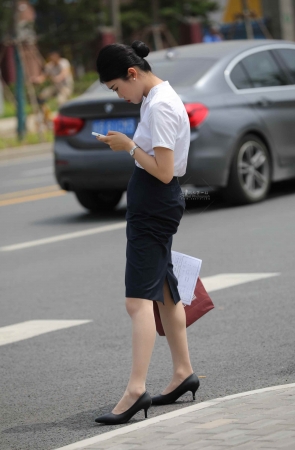 【街拍心灵】新空姐肉丝制服街拍高跟面试