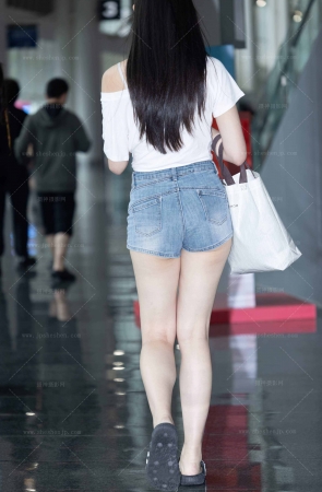 LB594-82P成都车展-偶遇超白皙美腿礼仪模特小姐姐 9P