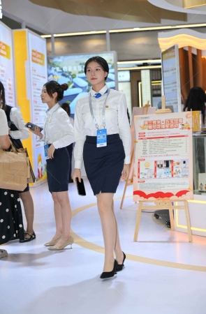 白衬衫通勤装的银行小姐姐