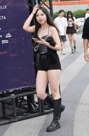 24728-11=64√热裤长靴大白腿女生 13P