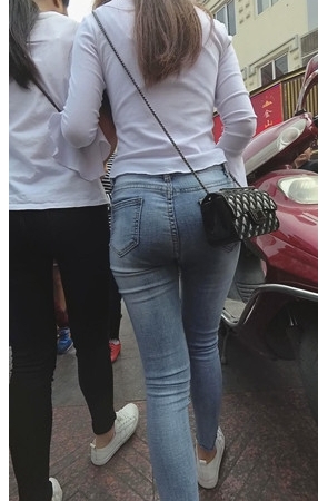 身材不错的紧身牛仔小姐姐[1.67G/MP4]