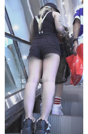 黄发热裤纹身美女