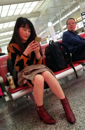 高铁站候车的肉色丝袜红色高跟漂亮美少妇玩自拍