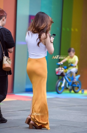 美女紧身裙尽显迷人身姿