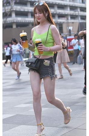 绿衣黑色热裤美眉(68P)