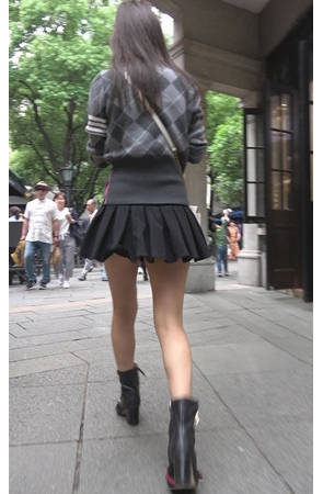 漂亮的黑色短裙美女[738M/MP4]